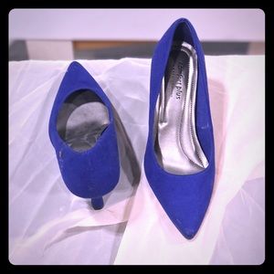 Faux suede bright blue heels. Comfy !